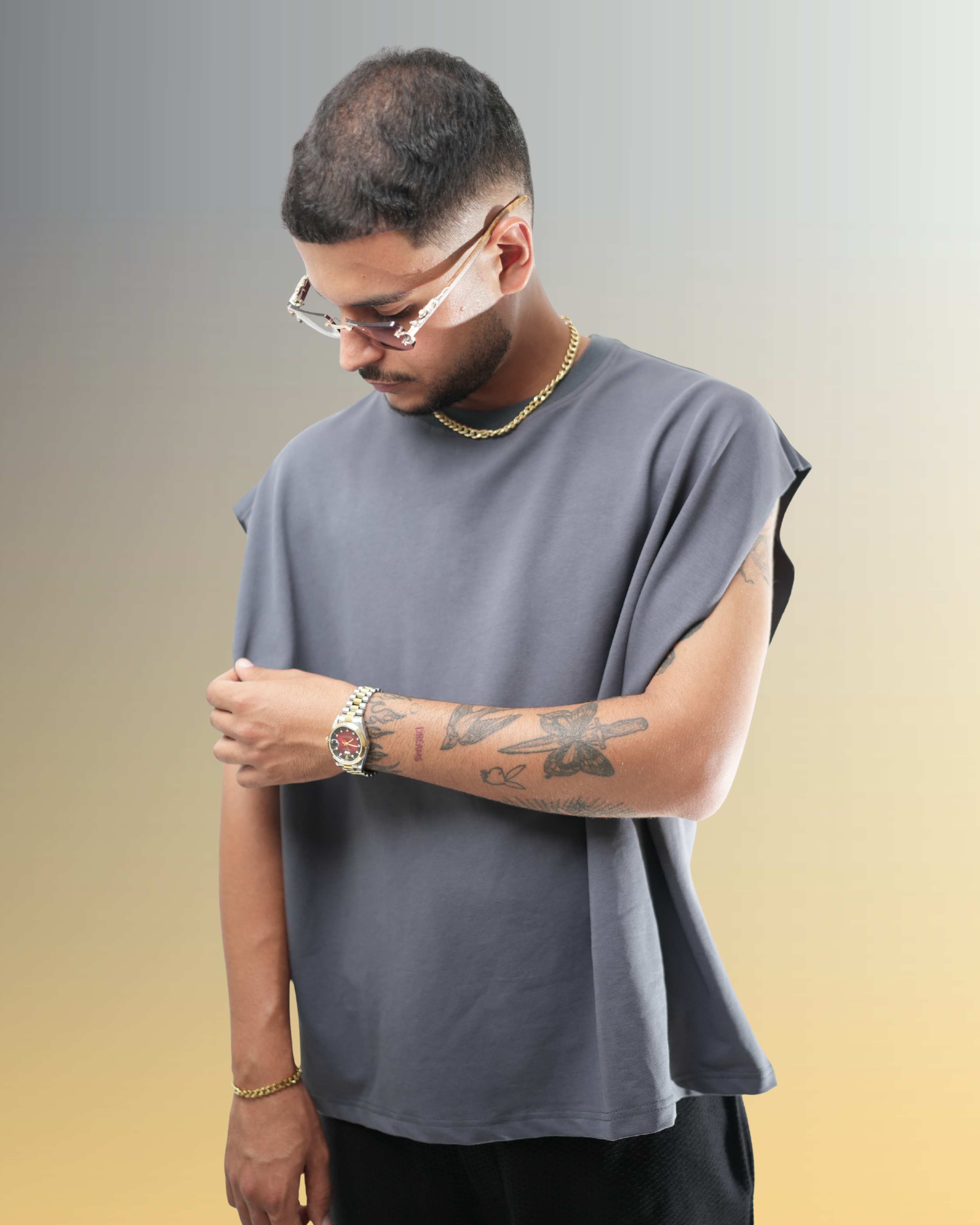sleeveless t-shirt